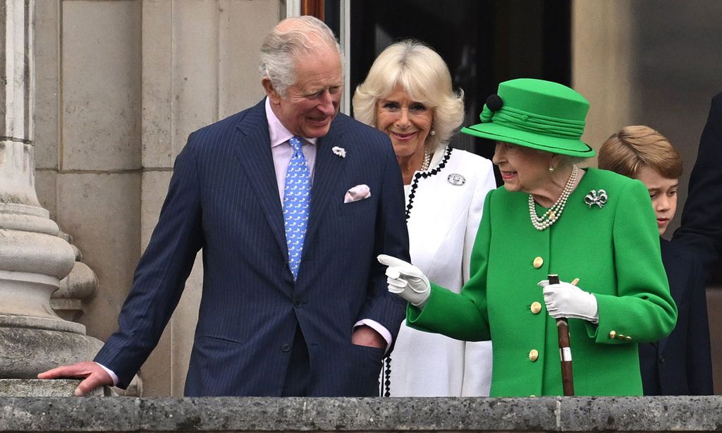 Isabel II allana el camino del príncipe Carlos