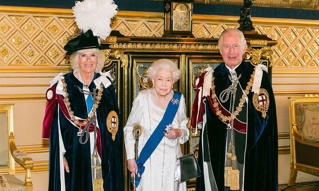 Isabel II con el príncipe Carlos y la duquesa de Cornualles