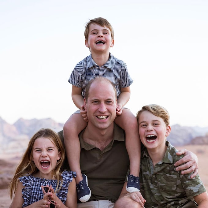 El príncipe Guillermo celebra el Día del Padre con una foto familiar inédita (y muy divertida) de sus vacaciones privadas