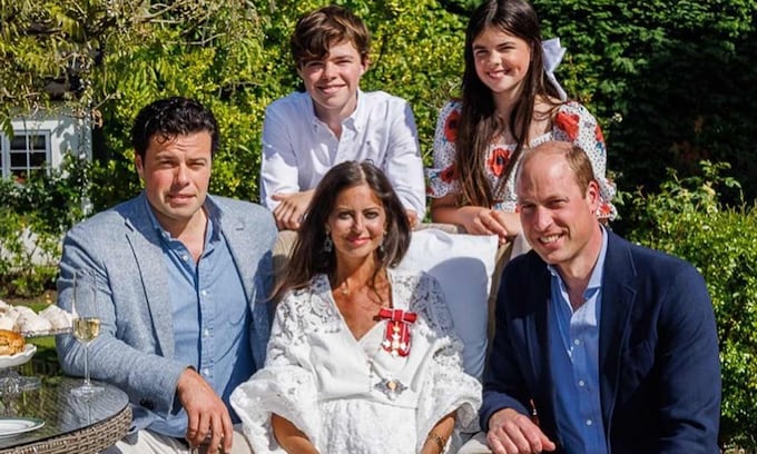 Deborah James y su familia con el príncipe Guillermo