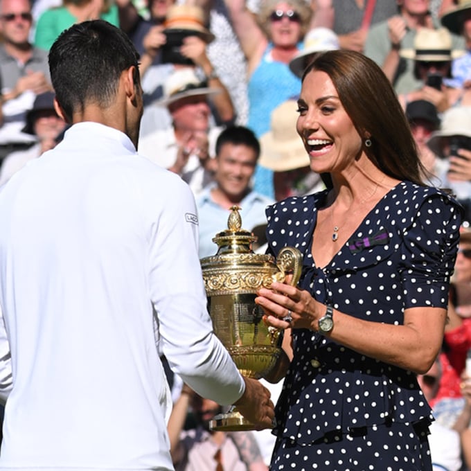 Kate Middleton entrega el trofeo a Djokovic, rey de Wimbledon, que recibe el abrazo de su mujer