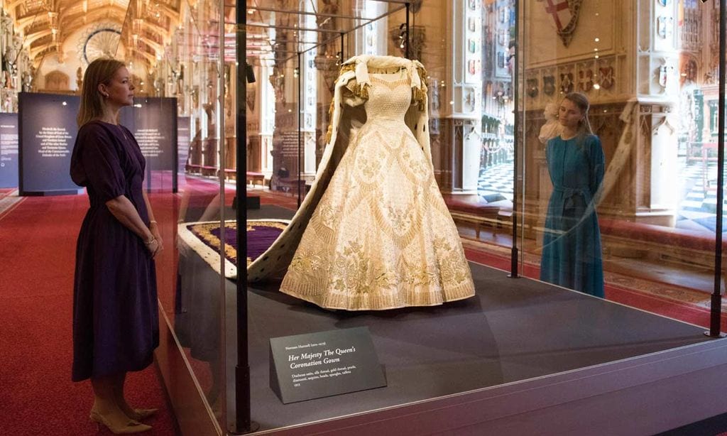 El vestido, las joyas y el manto de armiño que llevó Isabel II en su coronación se exhiben 70 años después