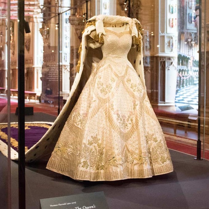 El vestido, las joyas y el manto de armiño que llevó Isabel II en su coronación se exhiben 70 años después