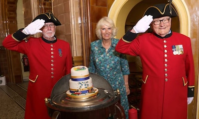 Camilla se adelanta a su 75º cumpleaños con una tarta hecha por su nieta y un recuerdo al duque de Edimburgo