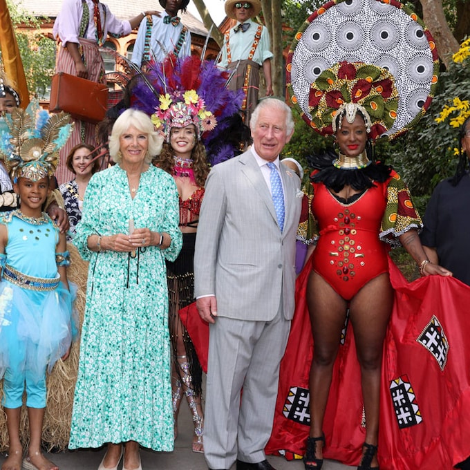El príncipe Carlos y Camilla calientan motores para la explosión caribeña del carnaval de Notting Hill