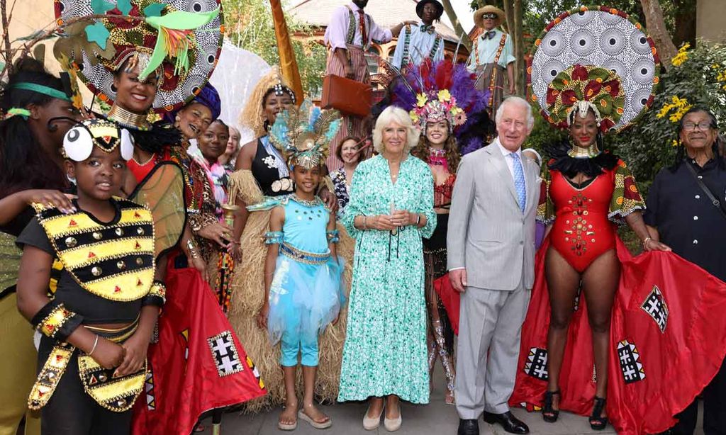 El príncipe Carlos y Camilla calientan motores para la explosión caribeña del carnaval de Notting Hill