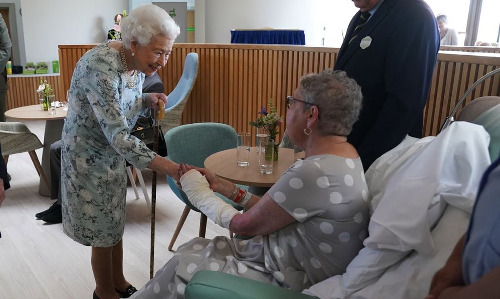 Isabel II reaparece por sorpresa en un acto público con el que reafirma su agradecimiento a los sanitarios