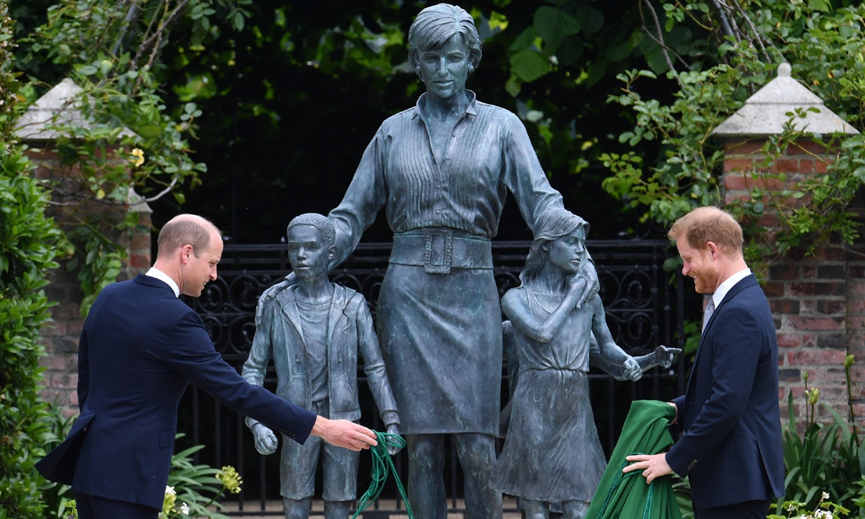 Guillermo y Harry ante la estatua de Diana de Gales