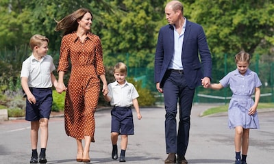 George, Charlotte y Louis de Cambridge, acompañados por sus padres en su primer día en el nuevo colegio