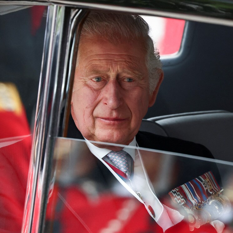 El príncipe Carlos, el duque de Cambridge y el resto de la familia dan el último adiós a Isabel II en Balmoral
