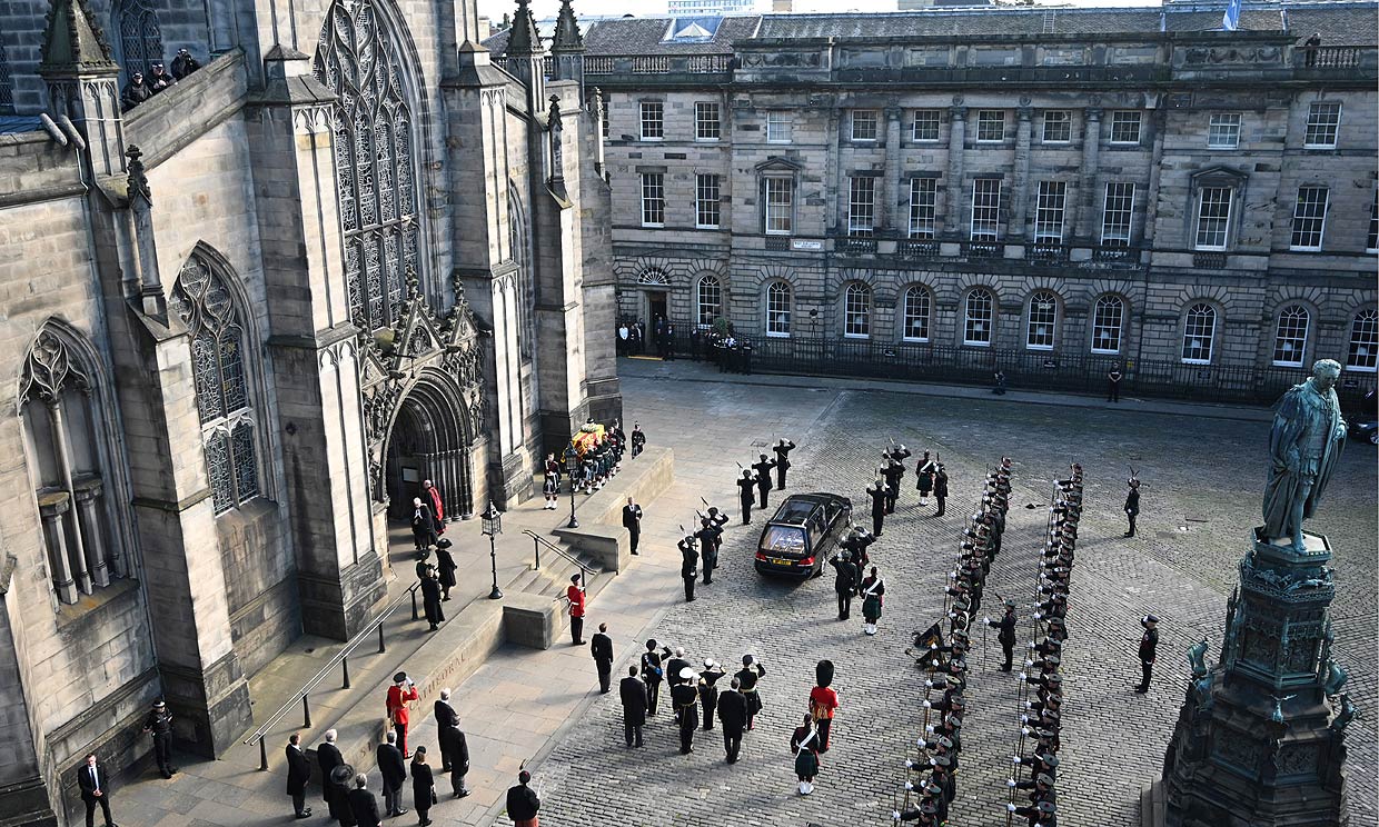 Minuto a minuto: último adiós a Isabel II en Escocia