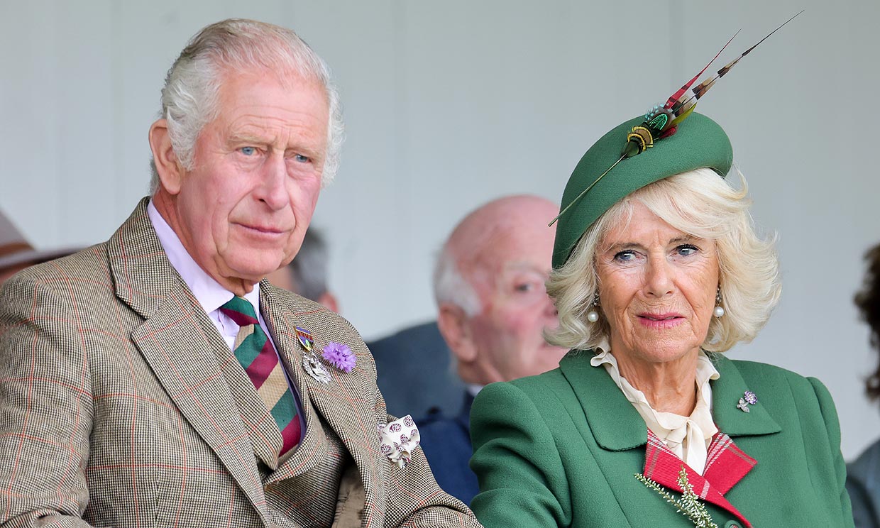 El rey Carlos III de Inglaterra y la reina consorte Camilla regrersarán este viernes a Londres