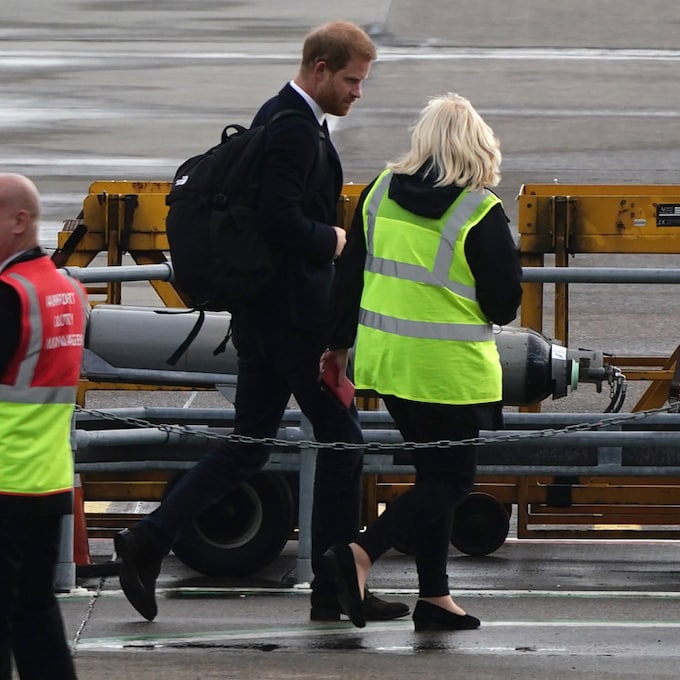 El príncipe Harry, roto de dolor, llega a Windsor tras pasar 12 horas con su familia
