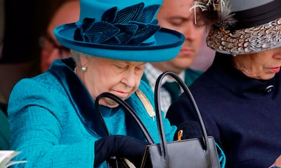¿Qué llevaba la reina Isabel II en el bolso que le acompañó toda su vida?