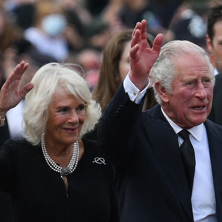 Los reyes Carlos y Camilla reciben el cariño de los británicos a las puertas del Palacio de Buckingham
