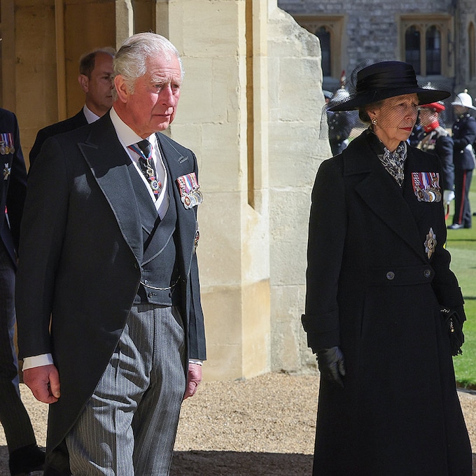 El rey Carlos y la princesa Ana, los únicos miembros de la familia real que acompañaron a la Reina en sus últimas horas