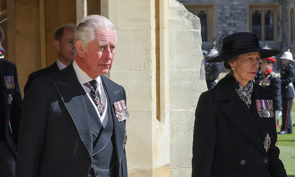 El rey Carlos y la princesa Ana, los únicos miembros de la familia real que acompañaron a la Reina en sus últimas horas