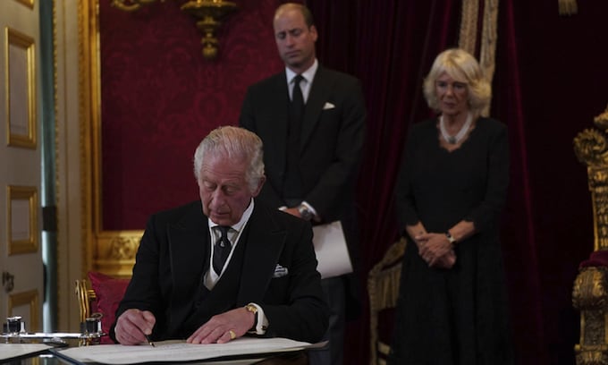 El rey Carlos III firma su ascensión al trono