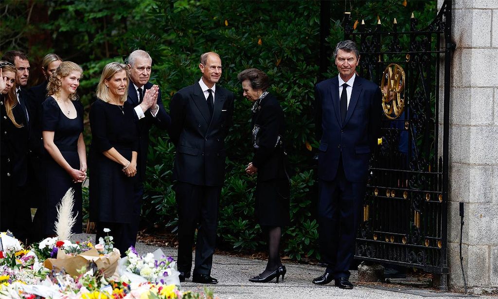 familia real en balmoral tras la muerte de isabel ii