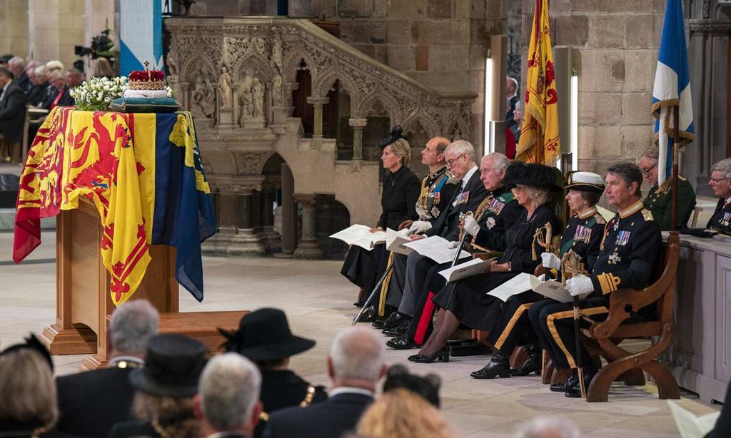 Carlos III, acompañado de Camilla, sus hermanos y sus cuñados asiste a la despedida de Isabel II en Escocia