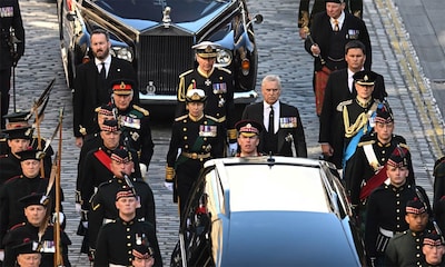 El rey Carlos, acompañado por sus hermanos, preside el solemne cortejo fúnebre de Isabel II hasta la Catedral de St Giles