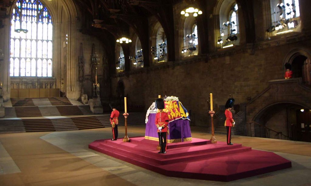 La Vigilia de los Príncipes, la conmovedora tradición que los hijos de Isabel II seguirán junto a su féretro