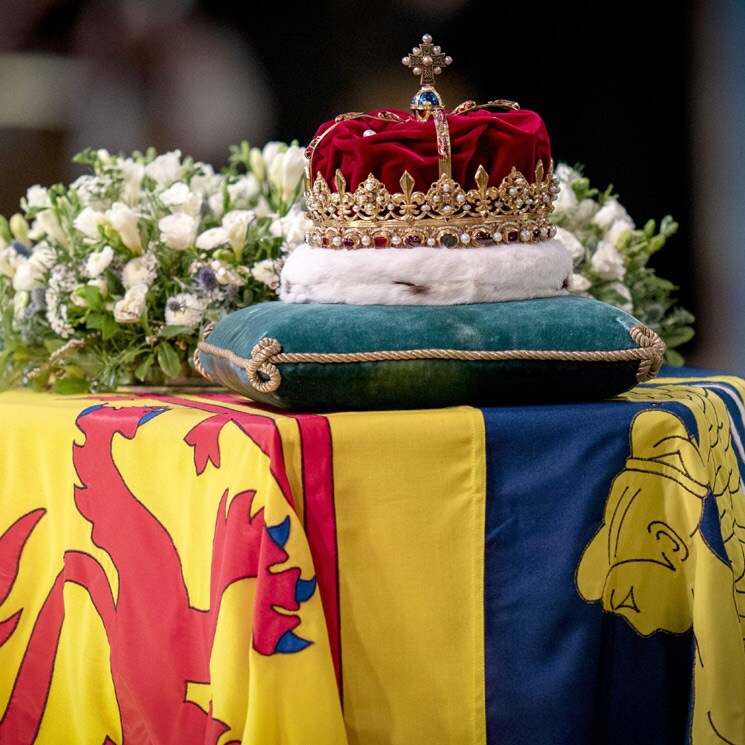 De oro y con 42 gemas y piedras preciosas: la imponente corona sobre el féretro de la Reina con 500 años de historia