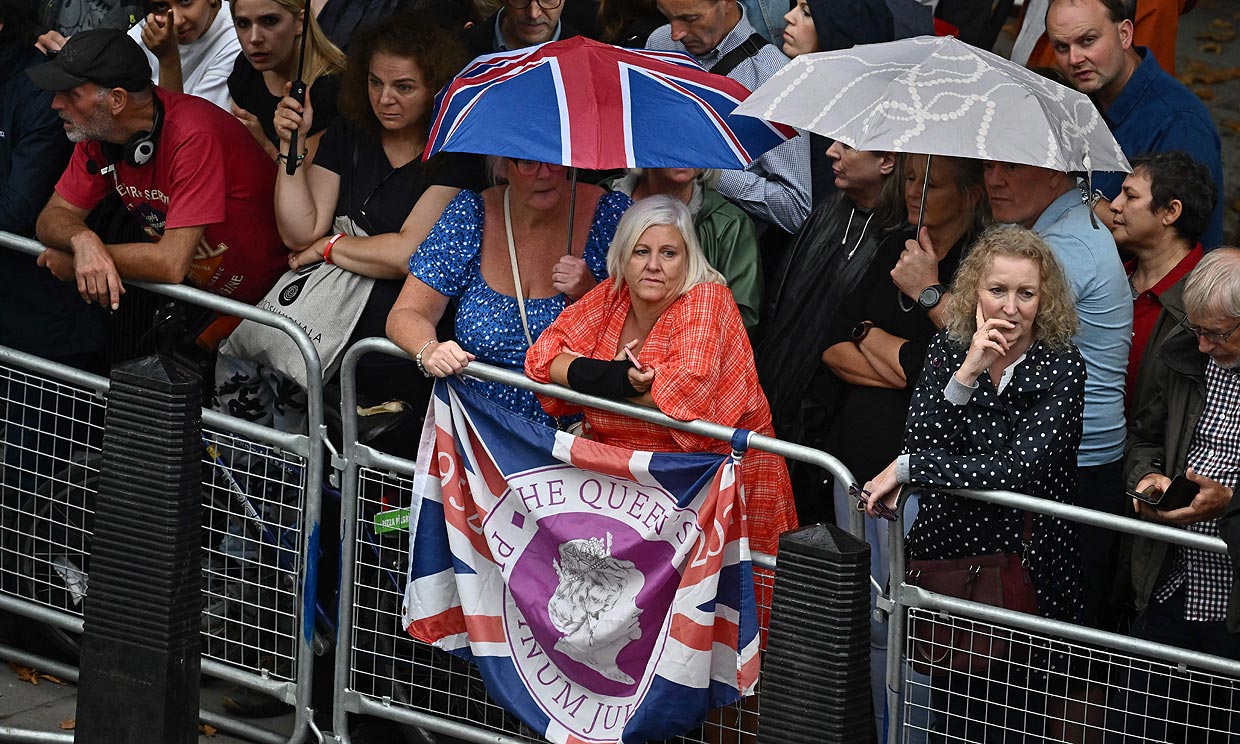 Minuto a minuto: los ciudadanos llenan las calles para recibir al féretro de Isabel II en Londres