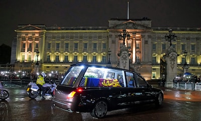 Isabel II saldrá por última vez de Buckingham este miércoles en un cortejo fúnebre: la agenda de la Familia Real