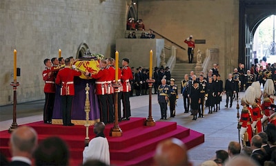 La Familia Real británica hace piña en el solemne recorrido por Londres del cortejo fúnebre de Isabel II