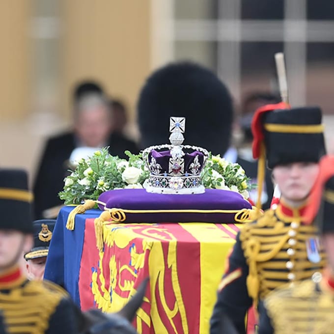De la Corona Imperial a la música: los símbolos del cortejo fúnebre de Isabel II en Londres