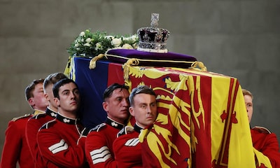 De la Corona Imperial a la música: los símbolos del cortejo fúnebre de Isabel II en Londres