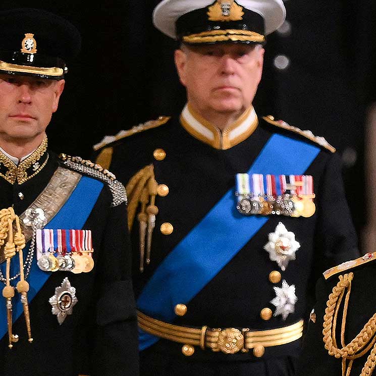 El príncipe Andrés, recupera el uniforme militar tras la retirada de sus títulos castrenses