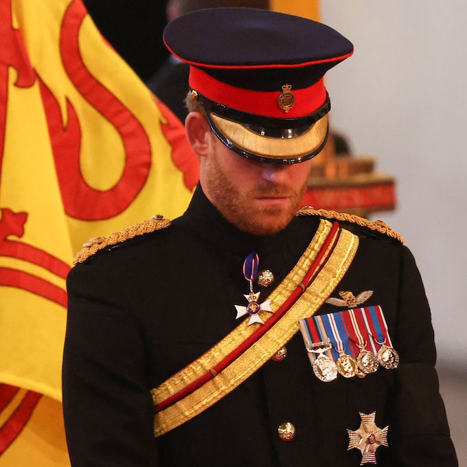 El príncipe Harry, decepcionado al ver que quitaron las iniciales ER de la Reina de su uniforme militar 