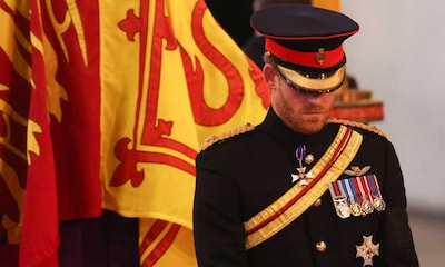 El príncipe Harry, decepcionado al ver que quitaron las iniciales ER de la Reina de su uniforme militar