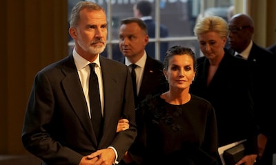 Los reyes Felipe y Letizia se suman al resto de dignatarios internacionales en la recepción organizada por Carlos III