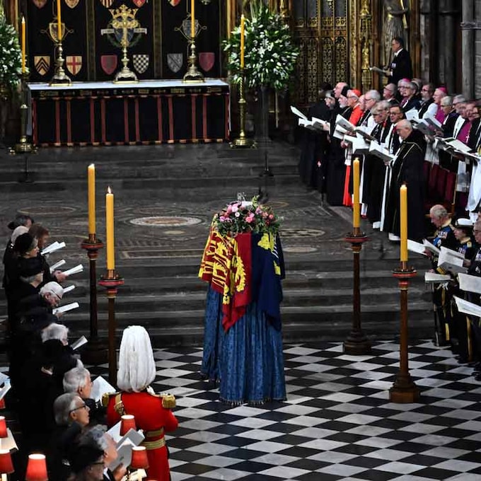 Isabel II es despedida con un histórico funeral de Estado en la Abadía de Westminster ante un rey Carlos emocionado y con lágrimas 