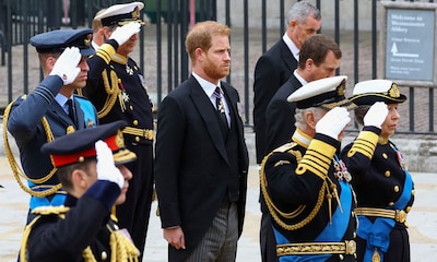 ¿Por qué el príncipe Harry no ha hecho el saludo a Isabel II igual que los demás?