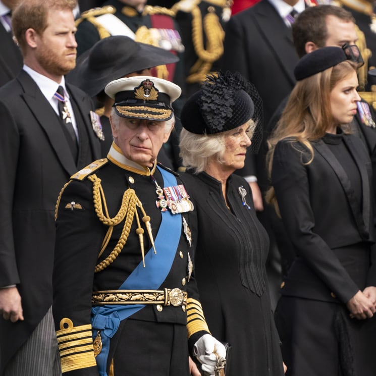 Después de caminar hasta cinco veces tras el féretro de su madre, Carlos III guardará luto siete días más