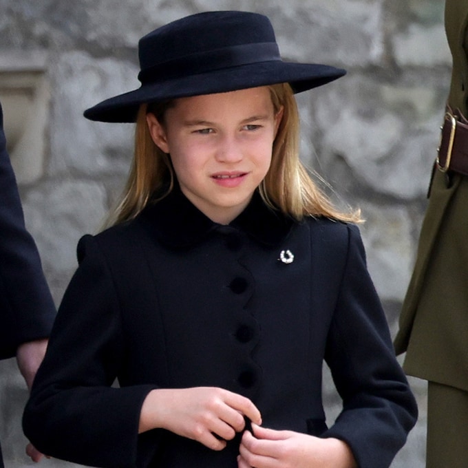 La historia detrás del broche que la princesa Charlotte llevó en el funeral de su bisabuela