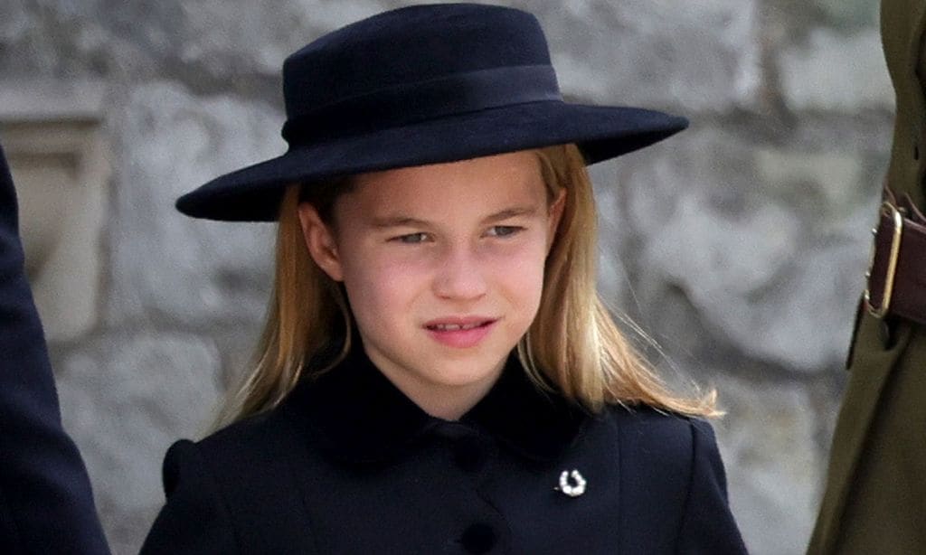 La historia detrás del broche que la princesa Charlotte llevó en el funeral de su bisabuela