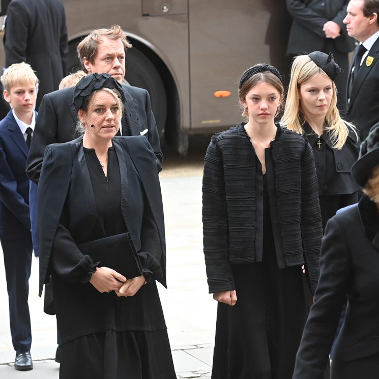 Sin títulos y alejados del círculo real, ¿Cómo es la relación de la reina Camilla con sus hijos?