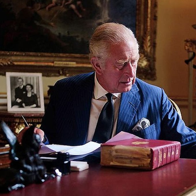 La primera imagen del rey Carlos III en su nueva oficina con un significativo recuerdo a sus padres