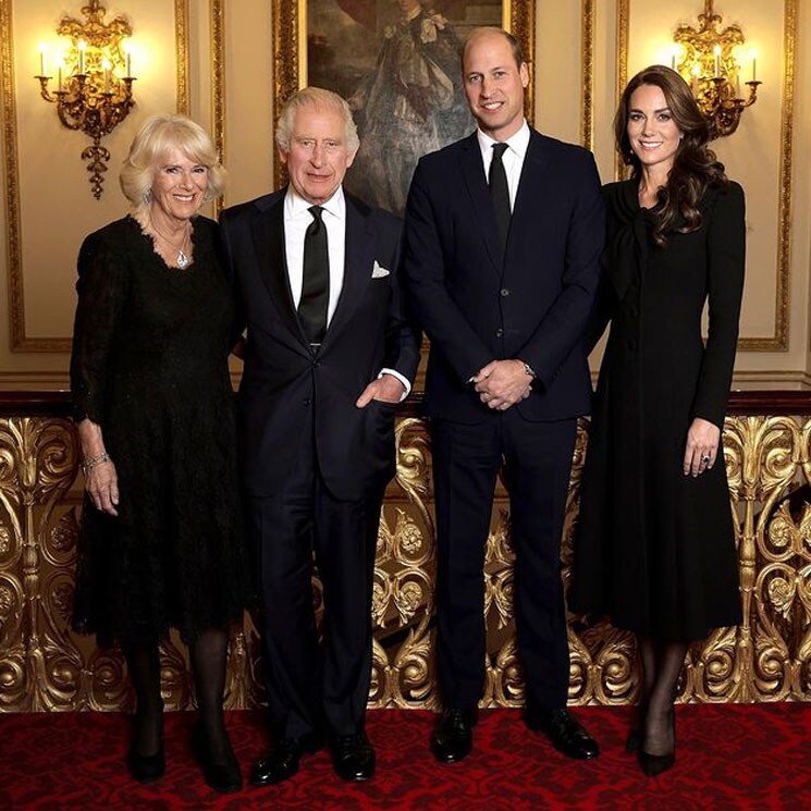 La primera foto oficial de Carlos III y Camilla con los príncipes de Gales: las claves del nuevo y simbólico retrato 