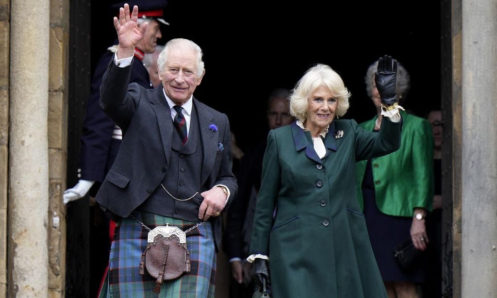 Carlos III y la reina Camilla en Dunfermline