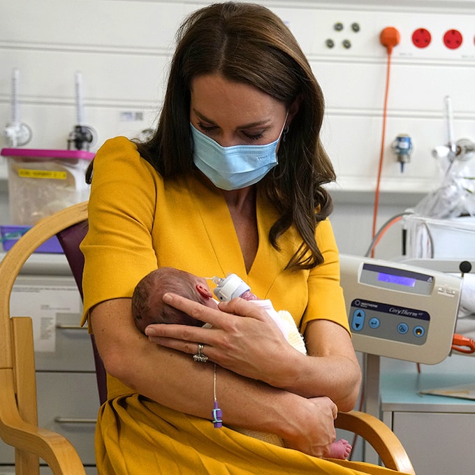 La princesa de Gales, una vez más, se deja llevar por la nostalgia al coger un bebé en brazos