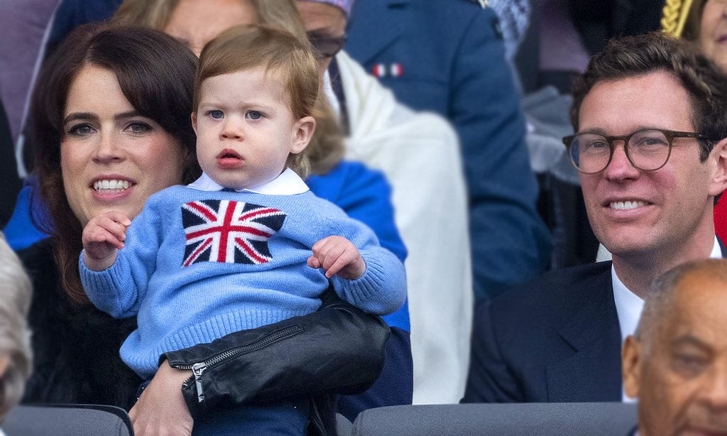 Eugenia de York y Jack Brooksbank con su hijo