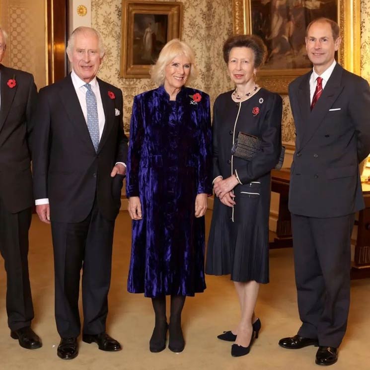 Un nuevo retrato oficial de los reyes Carlos y Camilla muestra quiénes son sus otros apoyos