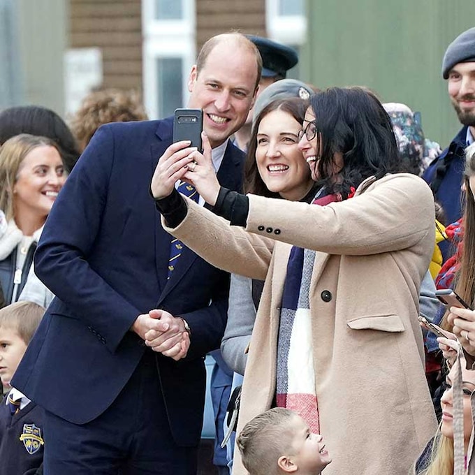 ¡Selfies, juegos con niños y boxeo! El frenético día del príncipe de Gales en su visita a la RAF