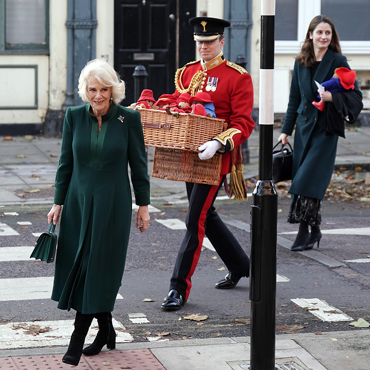 'Cuida de este oso': la reina Camilla hace entrega de los peluches de Paddington en honor a Isabel II